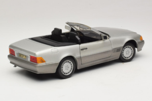 Mercedes SL 500 R129 Argent Revell 1:18 8801-P1 Métal — image 3 sur 8