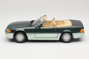 Mercedes 500 SL R129 Vert Argenté Revell 1:18 8802 Métal — image 4 sur 8