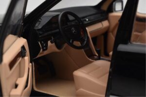 Mercedes 500E W124 Noir Édition Limitée Norev 1:18 183949 Métal — image 11 sur 12