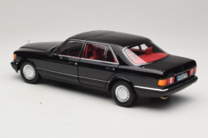 Mercedes 560 SEL W126 Noir Avec Intérieur Rouge Norev 1:18 183788 Métal — image 4 sur 8
