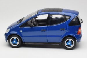 Mercedes A-Class W168 Bleu Foncé Maisto 1:18 B66005219 Métal — image 4 sur 8