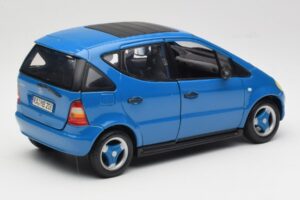 Mercedes A-Class W168 Bleu Clair Maisto 1:18 37800-M5 Métal — image 3 sur 8