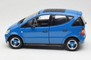 Mercedes A-Class W168 Bleu Clair Maisto 1:18 37800-M5 Métal — image 4 sur 8