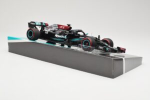 Mercedes AMG Petronas W12 E Performance #44 L. Hamilton Bahrain GP 2021 Minichamps 1:18 113210144 Métal — image 4 sur 6