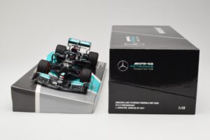 Mercedes AMG Petronas W12 E Performance #44 L. Hamilton Bahrain GP 2021 Minichamps 1:18 113210144 Métal — image 6 sur 6