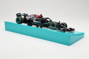 Mercedes AMG Petronas W12 E Performance #44 L. Hamilton Russian GP 2021 Minichamps 1:18 113211544 Métal — image 4 sur 6