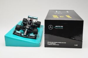 Mercedes AMG Petronas W12 E Performance #44 L. Hamilton Russian GP 2021 Minichamps 1:18 113211544 Métal — image 6 sur 6