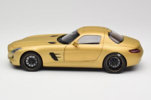 Mercedes AMG SLS C197 Or Minichamps 1:18 100039024 Métal — image 4 sur 8
