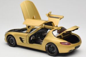 Mercedes AMG SLS C197 Or Minichamps 1:18 100039024 Métal — image 5 sur 8