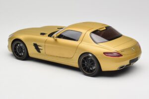 Mercedes AMG SLS C197 Or Minichamps 1:18 100039024 Métal — image 7 sur 8