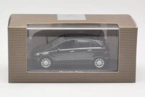 Mercedes B-Class W245 Cosmos Black Minichamps 1:43 B66962218 Métal — image 4 sur 4