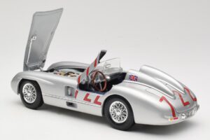 Mercedes 300 SLR W196S #722 S. Moss / D. Jenkinson Mille Miglia Winner 1955 Maisto 1:18 536887 Métal — image 5 sur 8