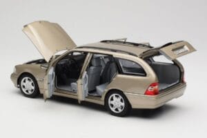Mercedes C-Class T-Model W202 Smoke Silver Norev 1:18 183388 Métal — image 4 sur 8