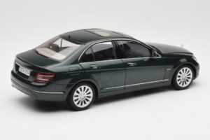 Mercedes C-Class W204 Avantgarde Vert Foncé AUTOart 1:18 B66962366 Métal — image 2 sur 8