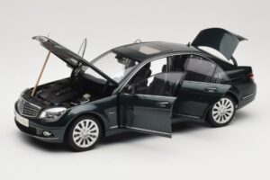 Mercedes C-Class W204 Avantgarde Vert Foncé AUTOart 1:18 B66962366 Métal — image 3 sur 8
