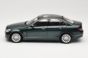 Mercedes C-Class W204 Avantgarde Vert Foncé AUTOart 1:18 B66962366 Métal — image 4 sur 8