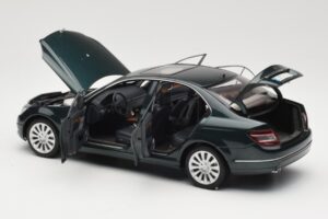 Mercedes C-Class W204 Avantgarde Vert Foncé AUTOart 1:18 B66962366 Métal — image 5 sur 8