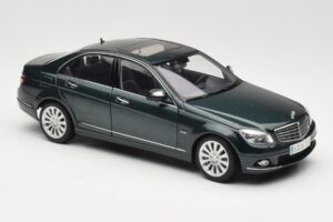 Mercedes C-Class W204 Avantgarde Vert Foncé AUTOart 1:18 B66962366 Métal — image 6 sur 8