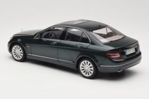 Mercedes C-Class W204 Avantgarde Vert Foncé AUTOart 1:18 B66962366 Métal — image 7 sur 8