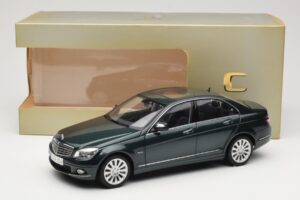 Mercedes C-Class W204 Avantgarde Vert Foncé AUTOart 1:18 B66962366 Métal — image 8 sur 8