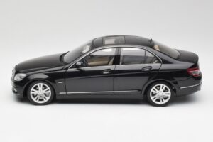 Mercedes C-Class W204 Avantgarde Obsidian Noir AUTOart 1:18 76264-R1 Métal — image 4 sur 8