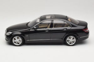 Mercedes C-Class W204 Obsidian Black AUTOart 1:18 B66962367 Métal — image 4 sur 8