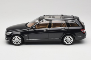 Mercedes C-Class W204 Break Obsidian Black AUTOart 1:18 B66962349 Métal — image 4 sur 8