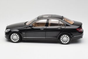 Mercedes C-Class W204 Obsidian Noir AUTOart 1:18 B66962365 Métal — image 4 sur 8