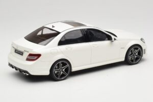 Mercedes C63 AMG W204 Diamond White GT Spirit 1:18 GT928 Résine — image 2 sur 6