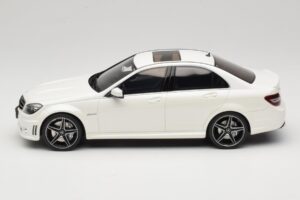 Mercedes C63 AMG W204 Diamond White GT Spirit 1:18 GT928 Résine — image 3 sur 6