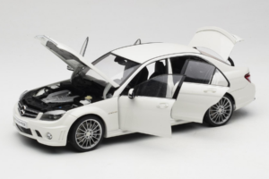 Mercedes AMG C63 W204 Blanc AUTOart 1:18 72674-R1 Métal — image 2 sur 8