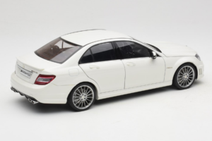 Mercedes AMG C63 W204 Blanc AUTOart 1:18 72674-R1 Métal — image 3 sur 8