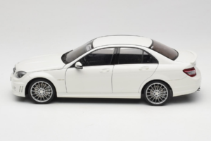 Mercedes AMG C63 W204 Blanc AUTOart 1:18 72674-R1 Métal — image 4 sur 8