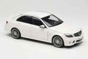 Mercedes AMG C63 W204 Blanc AUTOart 1:18 72674-R1 Métal — image 6 sur 8