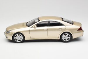Mercedes CLS C219 Beige Clair Or Kyosho 1:18 08401LBE Métal — image 4 sur 8