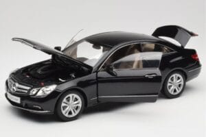 Mercedes E-Class Coupe C207 Obsidian Black Metallic Norev 1:18 B66962418 Métal — image 2 sur 8
