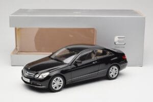 Mercedes E-Class Coupe C207 Obsidian Black Metallic Norev 1:18 B66962418 Métal — image 8 sur 8