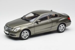 Mercedes E-Class Coupe C207 Titanite Gris Métallisé Minichamps 1:18 B66962419 Métal