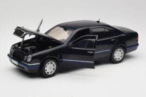 Mercedes E-Class W210 E320 Noir Sun Star 1:18 1151 Métal — image 2 sur 8