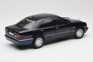 Mercedes E-Class W210 E320 Noir Sun Star 1:18 1151 Métal — image 3 sur 8
