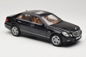 Mercedes E-Class W211 Noir Maisto 1:18 31172 Métal — image 6 sur 8