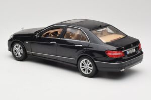 Mercedes E-Class W211 Noir Maisto 1:18 31172 Métal — image 7 sur 8