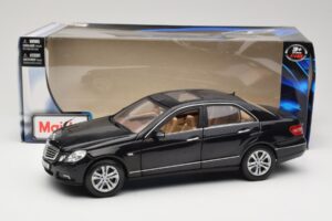 Mercedes E-Class W211 Noir Maisto 1:18 31172 Métal — image 8 sur 8