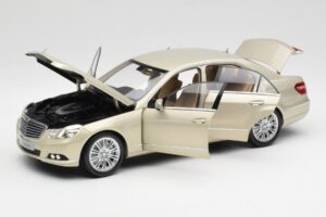 Mercedes E-Class W212 Elegance Pearl Beige Métallisé Minichamps 1:18 B66960215 Métal — image 2 sur 8