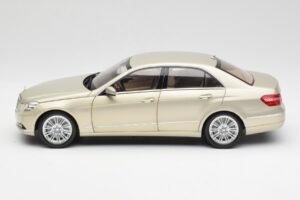 Mercedes E-Class W212 Elegance Pearl Beige Métallisé Minichamps 1:18 B66960215 Métal — image 4 sur 8