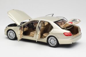 Mercedes E-Class W212 Elegance Pearl Beige Métallisé Minichamps 1:18 B66960215 Métal — image 5 sur 8