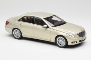 Mercedes E-Class W212 Elegance Pearl Beige Métallisé Minichamps 1:18 B66960215 Métal — image 6 sur 8