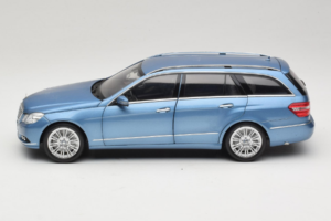 Mercedes E-Class W212 Estate Indigolith Metallic Blue Minichamps 1:18 B66962449 Métal — image 4 sur 8