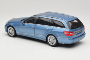 Mercedes E-Class W212 Estate Indigolith Metallic Blue Minichamps 1:18 B66962449 Métal — image 7 sur 8