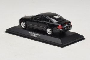 Mercedes E-Class W211 Noir Minichamps 1:43 B66961950 Métal — image 3 sur 4